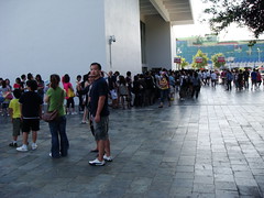大門也是擠滿人，還好有票的人可以直接進去