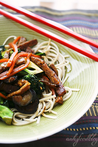 Mid-week cooking - Spicy stir-fry whole-wheat noodles with tempeh and vegetables