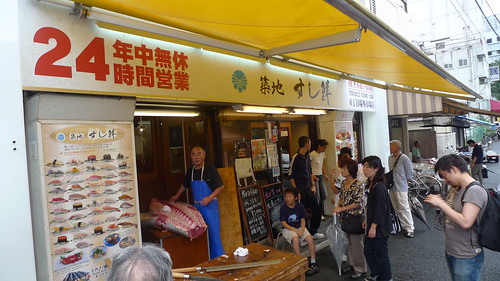 Guy cutting up tuna outside the Sushisen shop at Tsukiji