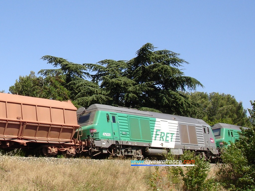 La pousse du train de bauxite est assurée par une UM de locomotives thermiques BB 75000.