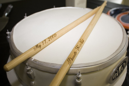 Like this drum wedding cake with personalized sticks as a cake topper