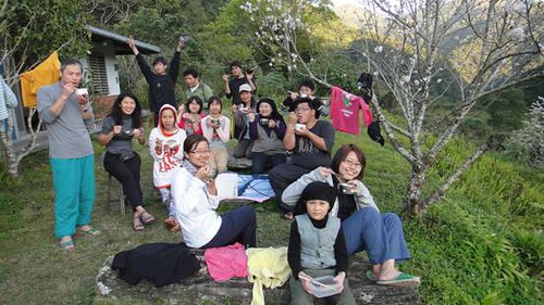 志工們進行完保育活動後，一起在自然的環境下用餐，紓解工作後的疲憊。