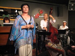 出雲井裕美さん(vocal)、 和田弘志さん(base)、チッコ相馬さん(drums)