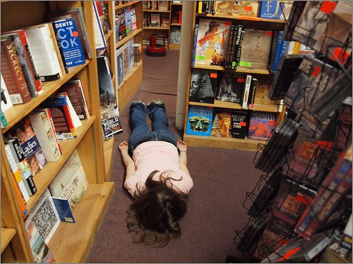 donna svenuta in libreria