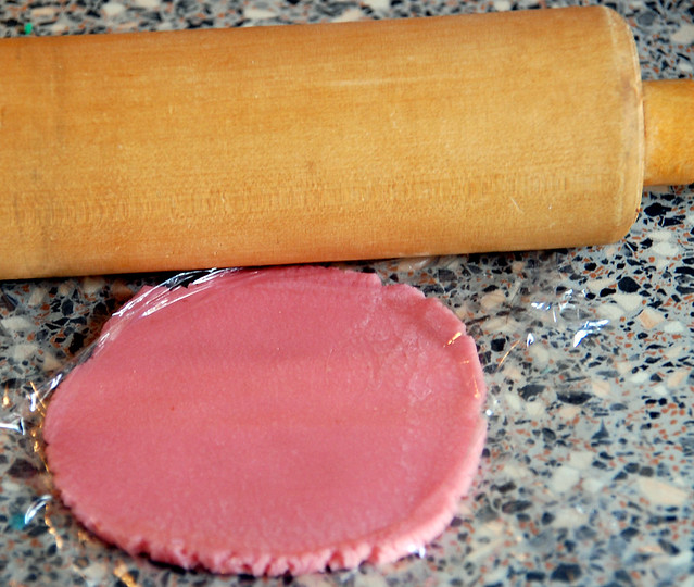 Marzipan Haremskonfekt bearbeiten formen färben rosa 