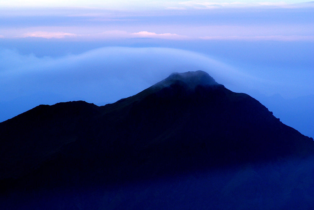 奇萊Day3-31 薄雲飛越奇萊主峰頂