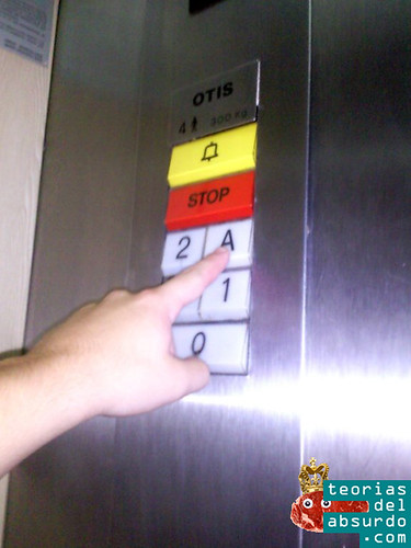 ascensor con los botones muy grandes y de colores