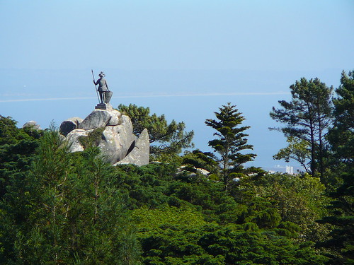 El Guerrero del Parque da Pena, visto desde el Palacio da Pena.