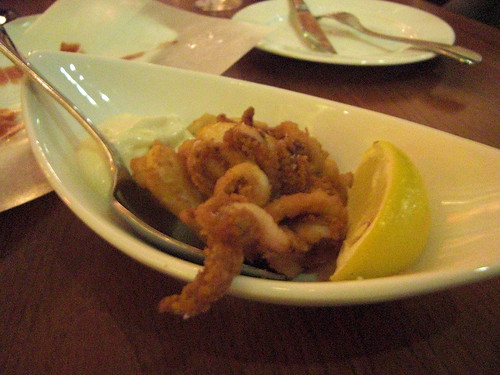 Fried fresh squid with "alioli"