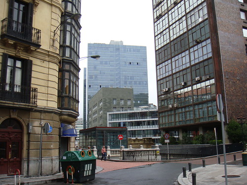 Edificio del Isozaki Atea visto desde la entrada del hotel