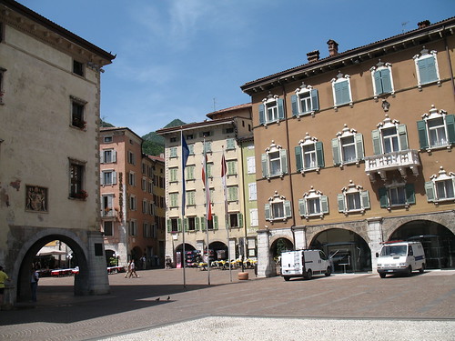 Der malerische Hauptplatz in Riva del Garda 