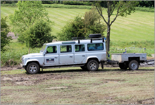 Land Rover Discovery G4 · Land Rover Defender 147"