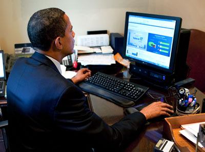 Obama delante de un ordenador viendo en qué se gastan los cuartos
