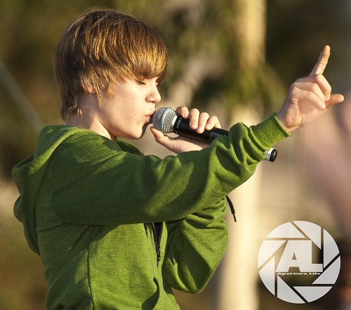 justin bieber in concert one less lonely girl. Justin Bieber performing quot;One