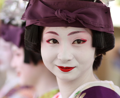 purple / portrait / face / japanese / beauty : maiko (geisha apprentice) kotomi kyoto, japan / canon EF 85mm f1.8
