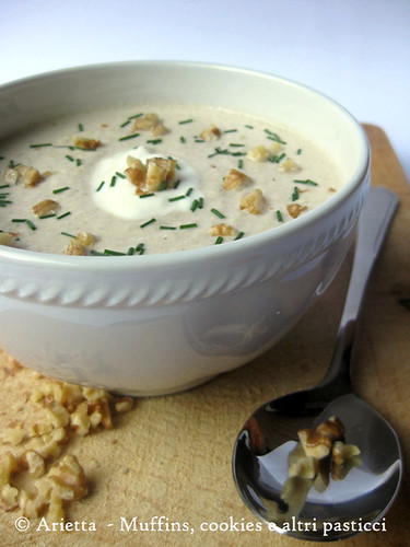 Zuppa fredda di cetrioli con yogurt e noci