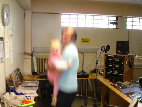 Kind wird bei Radio X beatgerecht durchgeschüttelt. Juli 2005