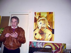 Julio Alessandroni, artista plástico argentina explicando el significado de su obra "Dos Edades y un Rostro" por Bahianoticias.com