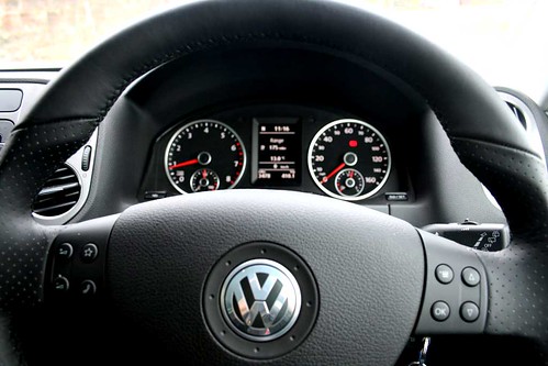 Volkswagen Tiguan R Line. VW Tiguan R Line steering