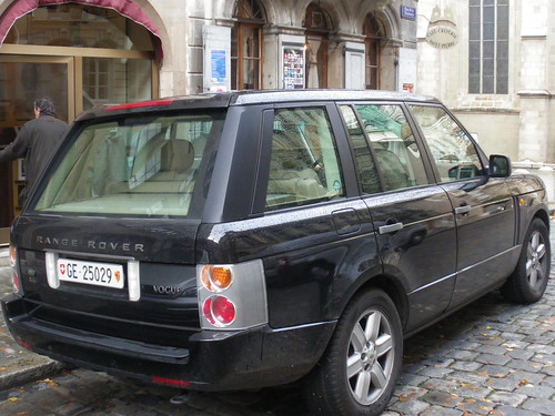 Rare black Range Rover Vogue - powerful presence in Geneva's Old Town Section! A striking contrast to the historic architecture! 02/11/2009!