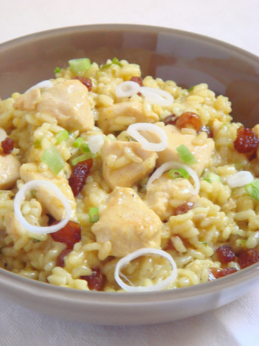Chicken risotto with curry and raisins