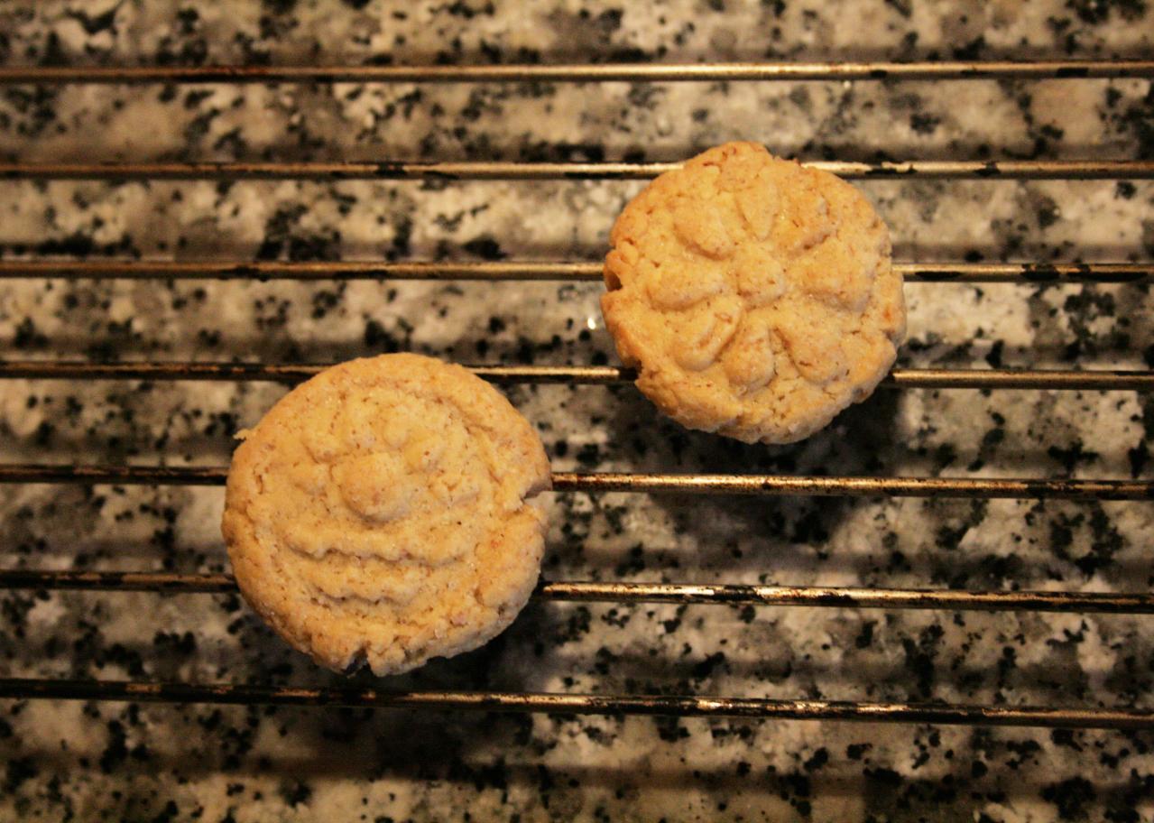 Lemon-vanilla flavoured almond biscuits