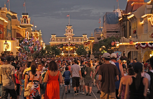 Disney World trip - day 7 - massive crowd gathers for parade