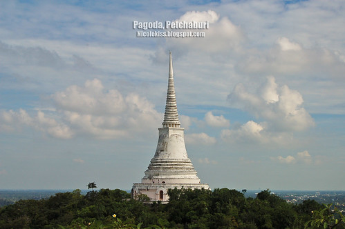 pagoda on hill wallpaper