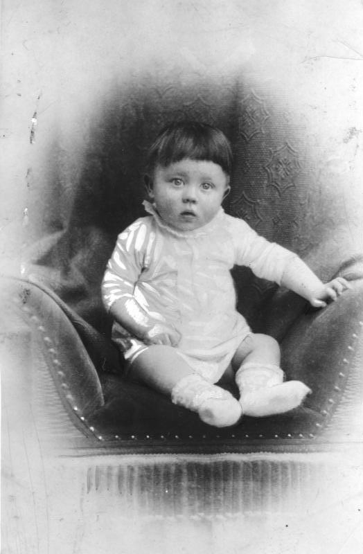 Thumb Foto de Adolf Hitler de bebé recién nacido en 1889