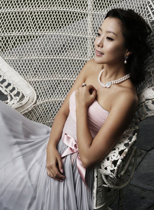 Kim Hee Sun Publishes Wedding Dress Photos