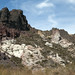 In questo punto le rocce sono nere e bianche ed una ha assunto una forma particolare (vedi dx) nel Cañón del Atuel