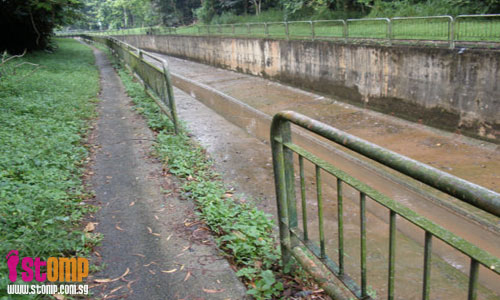 Dangerous! Joggers could fall into this Sungei Kadut canal 