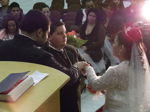 Pastor Alex Marques abençoa o casal no momento mais esperado da cerimônia! by Pastor Alex Marques