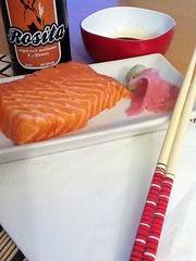 Cerveza Rosita negra y sashimi de salmón