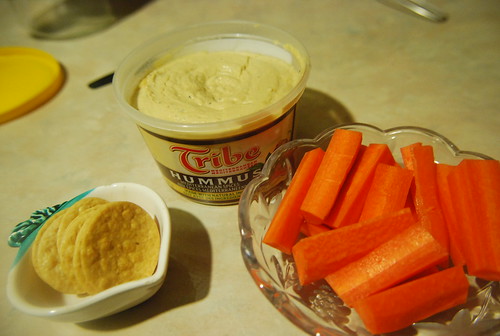 Hummus, carrots and rice crackers