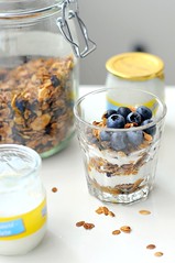 Une Breakfast Ordinaire - Granola layered with yoghurt and blueberries