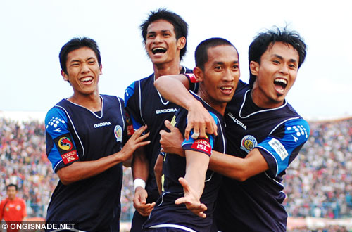 Selebrasi gol pemain-pemain Arema, Fachrudin (tengah, pencetak gol) bersama Bustomi, Ridhuan, dan Tommy Pranata