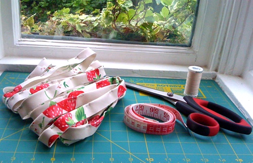 Pinned piping, sewing gear