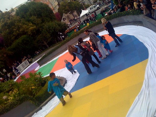 3000 mats cover 575 ft of Candyland curves on Lombard st