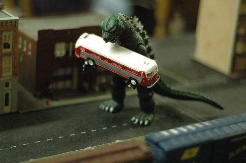 Godzilla, aplicando sus conocimientos de paisajismo. Foto cortesía de macbeck