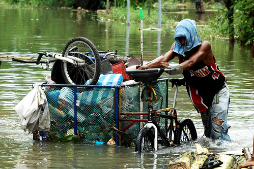  フリー画像| ニュース系| 自然災害| 洪水| 人物写真| 自転車| フィリピン風景|     フリー素材| 