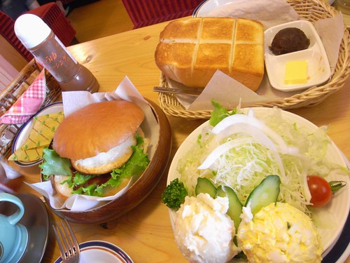 『コメダ珈琲店』小倉トーストとハンバーガー
