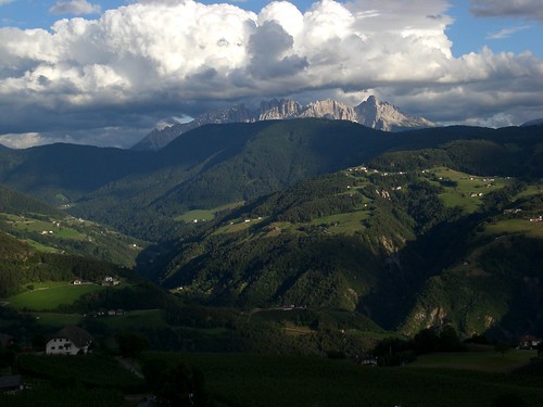Blick auf die Dolomiten: das Latemar Massiv in der Abenddämmerung