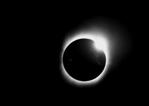 Solar_eclipse_diamond_ring_22_July_2009_taken_by_Lutfar_Rahman_Nirjhar_from_Bangladesh