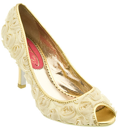 A sprinkling of rose flower in bridal shoes with the open end