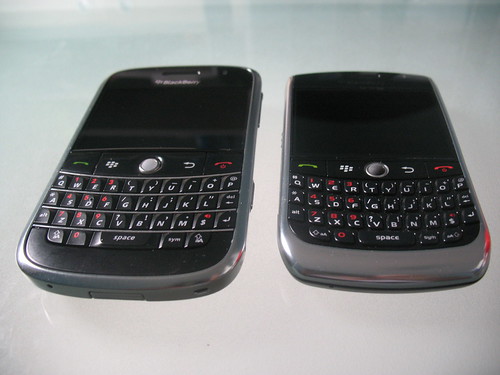 Blackberry: Curve 8900 x Bold 9000 by Garota Sem Fio.