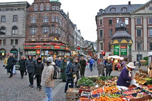 Copenhagen's main shopping street, the Stroget (by: Pedro Plassen Lopes, creative commons license)