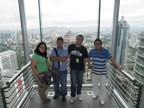 Pinoy Bloggers at the Petronas Sky Bridge (Nina, Ferdz, Martin, Ivan)