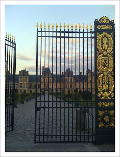 front gate and Château de Fontainebleau