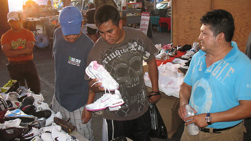Yuld Aguilar, right, said his shoe business is doing very well. (Photo: Valeria Fernández)